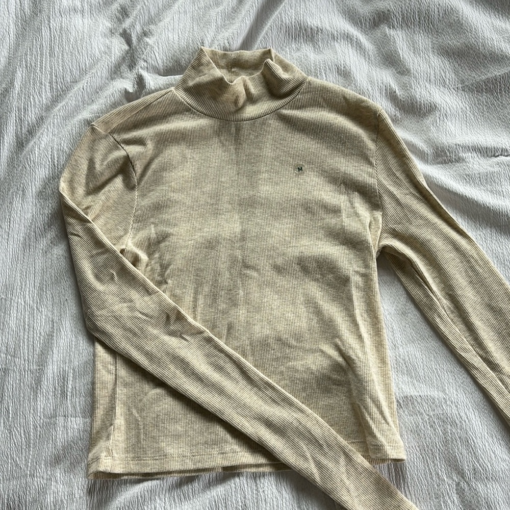 American Eagle turtle neck never worn